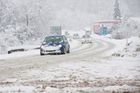 V noci po Česku sněžilo, na silnicích hrozí náledí. Problémy jsou hlavně na Vysočině