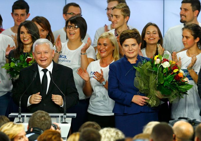 Jaroslaw Kaczyński a Beata Szydlová (vpravo v modrém) po zveřejnění prvních odhadů volebních výsledků.