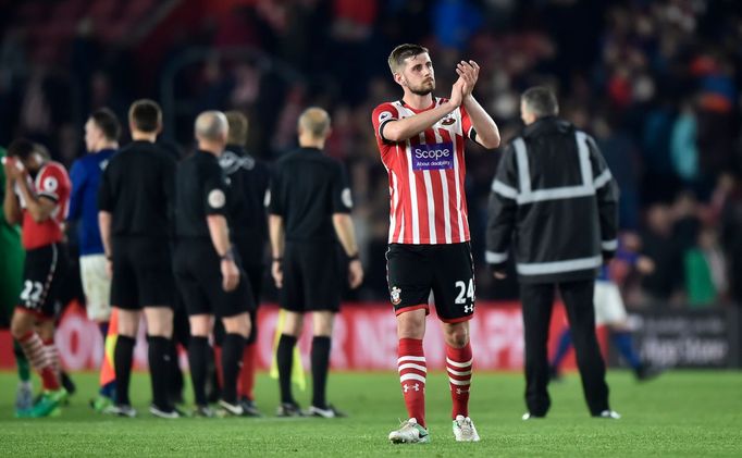 Jack Stephens ze Southamptonu děkuje fanouškům po remíze s Manchesterem United.