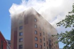 Desítky hasičů bojují s požárem paneláku v České Třebové, jsou vyčerpaní