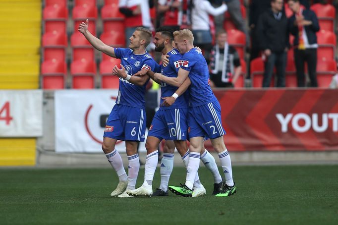 30. kolo české fotbalové ligy, Slavia - Olomouc: Fotbalisté Sigmy oslavují gól na 1:0.