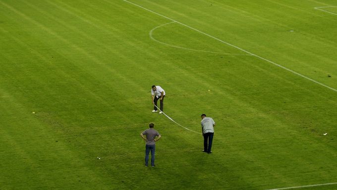 Na stadionu ve Splitu někdo na trávník namaloval hákový kříž. Na hřišti se pak hrál zápas kvalifikace o Euro 2016 Chorvatsko - Itálie.