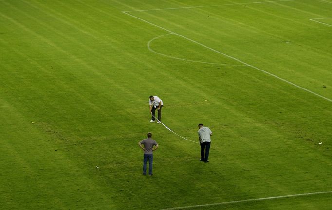 Na stadionu ve Splitu někdo na trávník namaloval hákový kříž. Na hřišti se pak hrál zápas kvalifikace o Euro 2016 Chorvatsko - Itálie.