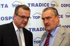 Kalouskova strana má čtyři lídry. Schwarzenberg v Praze