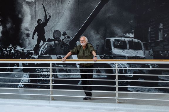 Josef Koudelka před svými snímky z cyklu Invaze 68.