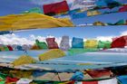 Vlajky budhistických mnichů se třepotají ve větru u jezera Namthso v Tibetu, 7. června 2009. Cesta kolem 70 km dlouhého a 30 km širokého jezera trvá poutníkům asi 16 dnů.