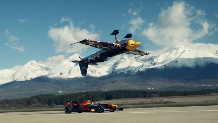 Šílenost v Tatrách. Coulthard ve formuli dělá "zrcadlo" s akrobatickým pilotem Šonkou; Zdroj foto: Red Bull