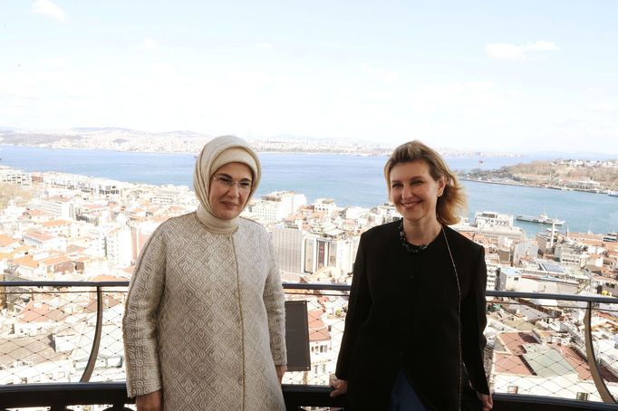 Emine Erdoganová a Olena Zelenská, manželky tureckého a ukrajinského prezidenta.