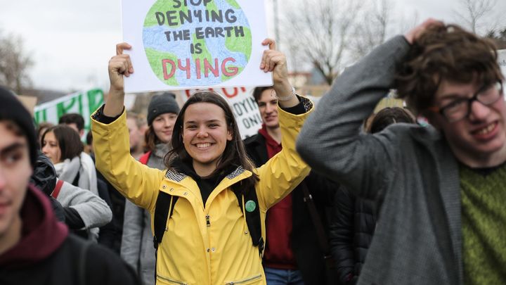 Míň chtít, míň mít, pochválili ministři demonstrující děti. Poté vyhlásili boj suchu