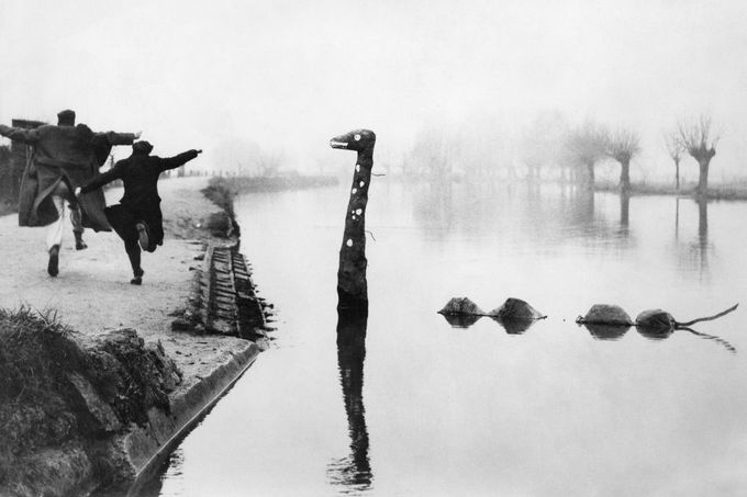 Film Soukromý život Sherlocka Holmese (1970), režie Billy Wilder. Scéna s „Nessie“ paroduje lochneskou legendu v hraném příběhu.