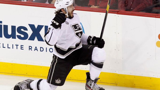 Drew Doughty slaví svůj gól během druhého utkání finále play-off NHL mezi New Jersey Devils a Los Angeles Kings (1:2 v prodloužení).