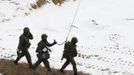 South Korean soldiers march during their military drills near the demilitarized zone separating North Korea from South Korea, in Paju, north of Seoul February 12, 2013. North Korea conducted its third nuclear test on Tuesday in defiance of U.N. resolutions, angering the United States and Japan and likely to infuriate its only major ally, China, and increase penalties against Pyongyang. REUTERS/Lee Jae-Won (SOUTH KOREA - Tags: MILITARY POLITICS) Published: Úno. 12, 2013, 7:45 dop.