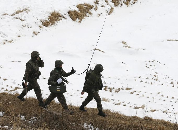 South Korean soldiers march during their military drills near the demilitarized zone separating North Korea from South Korea, in Paju, north of Seoul February 12, 2013. North Korea conducted its third nuclear test on Tuesday in defiance of U.N. resolutions, angering the United States and Japan and likely to infuriate its only major ally, China, and increase penalties against Pyongyang. REUTERS/Lee Jae-Won (SOUTH KOREA - Tags: MILITARY POLITICS) Published: Úno. 12, 2013, 7:45 dop.