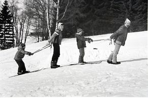 Foto: I tak jsme lyžovali za socialismu. Na dřevěných lyžích, místo lanovek prkýnka za pasem
