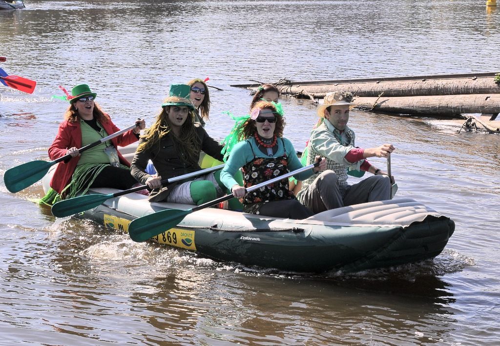 Vodáci - Praha - jezy - Vltava - masky - karneval