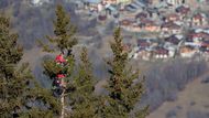 Jeden z vrcholů šampionátu sledovali kolem sjezdovky v Courchevelu tisíce fanoušků. Ti nejodvážnější z nich se vyšplhali na stromy, aby měli ten nejlepší výhled.