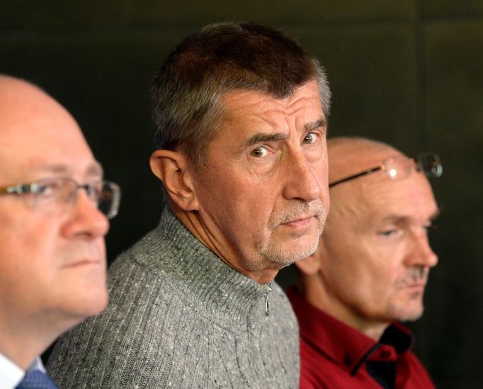 Předseda Andrej Babiš komentuje výsledky. Úspěšní kandidáti Ladislav Václavec (vlevo) a Jaroslav Větrovský (vpravo).