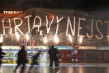 Hráče a fanoušky Komety přivítali sparťané transparentem "My jsme Sparta, vy nejste nic". I z toho je vidět, jaká rivalita mezi oběma kluby panuje.
