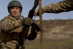 "Nemožné je najít." Ukrajinští vojáci ztratili trpělivost a berou věci do svých rukou
