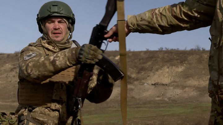 "Nemožné je najít." Ukrajinští vojáci ztratili trpělivost a berou věci do svých rukou