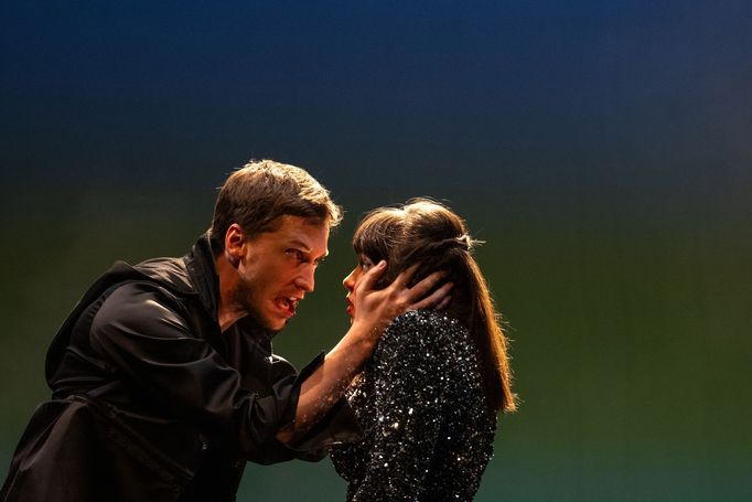 Vojtěch Říha jako Hamlet a Martina Czyžová v roli Ofelie.