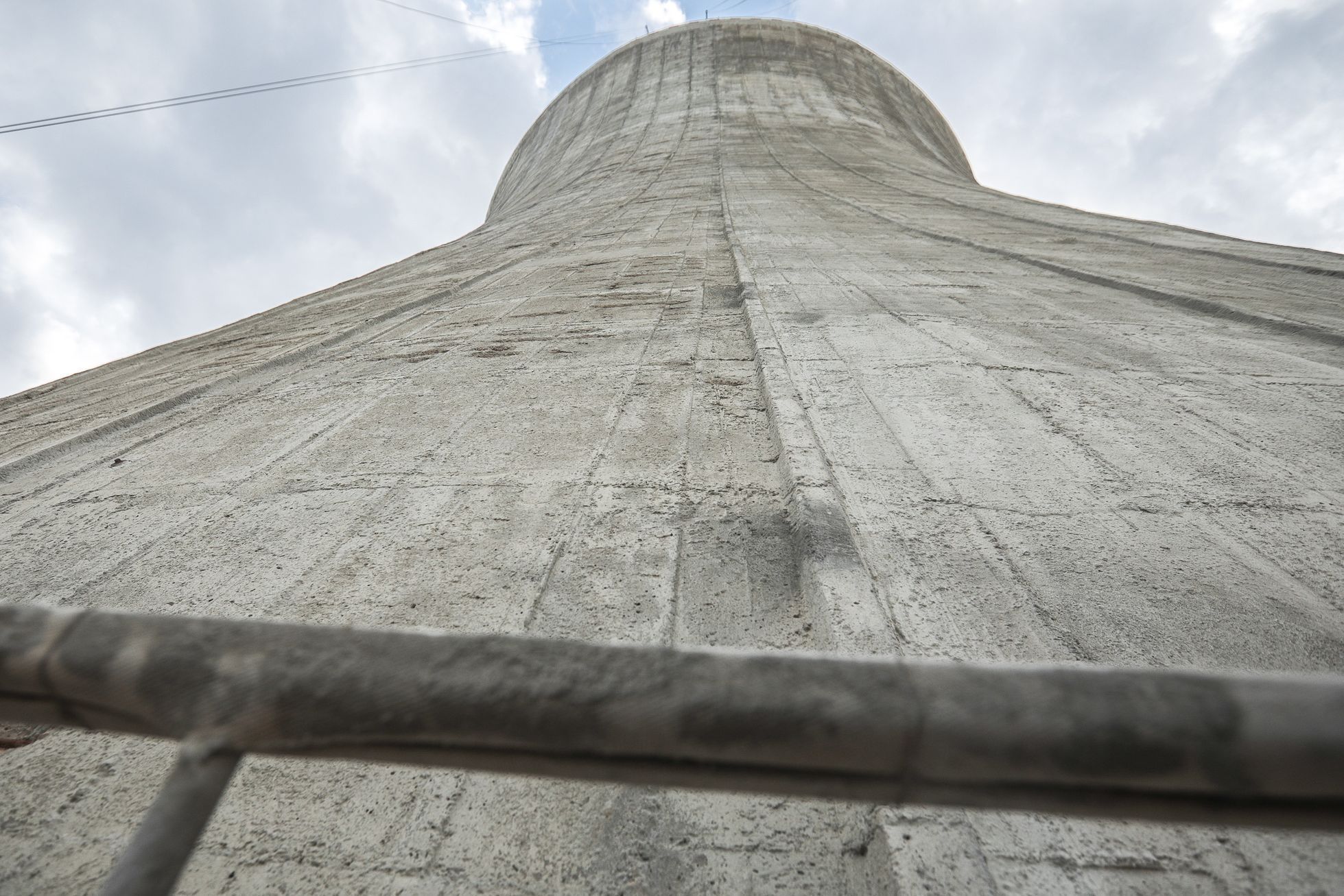 Jaderná elektrárna Dukovany, chladící věž, reaktor, strojovna, regulační tyče, radioaktivita, dozimetr