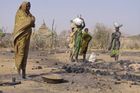 Hlad v Dárfúru. Dopravit lidem jídlo je stále těžší
