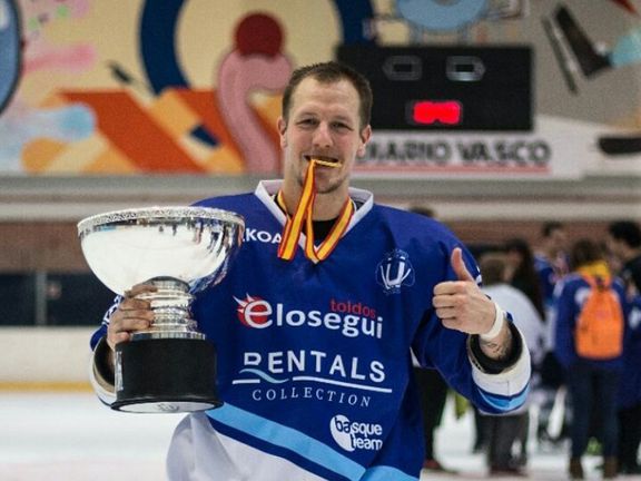 Pavel Mrňa s pohárem pro vítěze španělské ligy.