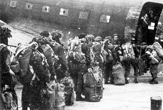 Polští parašutisté nastupují do transportních strojů Douglas C-47 Skytrain. První část polské brigády byla vysazena v prostoru Driel až 21. 9. 1944