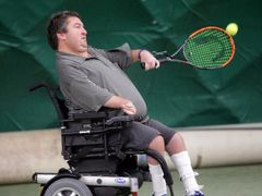 Nicholas Taylor, jediný tenista, který hraje na světe na elektrickém vozíku. Raketu má k ruce připevněnou řemínkem a míček při podání si nahazuje nohou.