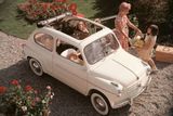 Původní Fiat 600 má pod kapotou čtyřválec o objemu 633 cm3 s výkonem 15,8 kW, který později lehce vzrostl na 16 kW.