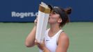 Bianca Andreescuová líbá trofej pro vítězku turnaje v Torontu