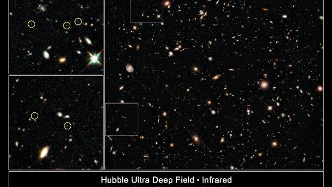 Snímek Hubbleova ultra hlubokého pole v blízkém infračerveném zářením. To je neviditelné pro člověka, barvy tak byly převedeny do viditelného spektra tak, aby odpovídaly tomu, jak objekty září ve skutečnosti. Nejvzdálenější galaxie jsou zakroužkovány.