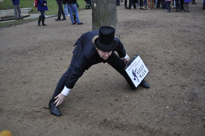 Před potrhlou procházkou je třeba se pořádně protáhnout.