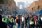 Francii pohltily protesty proti zvýšení cen pohonných hmot. Jedna žena zemřela