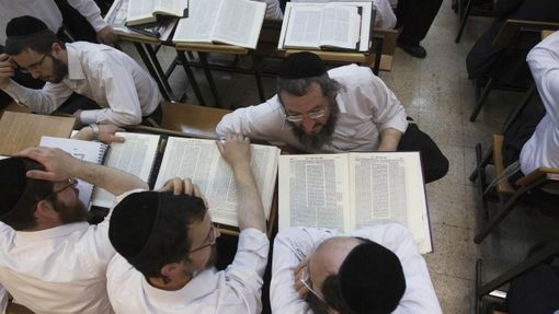 Ultra-Orthodox Jewish men study at Jerusalem's Mir Yeshiva, the largest Jewish seminary in Israel July 4, 2012. The ultra-Orthodox Jews have gone from being a tiny minority in Israel's mostly secular society to its fastest-growing sector, now about 10 percent of the 7.8 million population. They are exempt from military duty in Israel but draft deferments and state subsidies for the ultra-Orthodox have become a divisive political issue in Israel, where the government must decide a new law by August to ensure more of them do military service. Picture taken July 4, 2012. REUTERS/Ronen Zvulun (JERUSALEM - Tags: POLITICS RELIGION MILITARY EDUCATION) ATTENTION EDITORS - PICTURE 4 OF 21 FOR PACKAGE "ISRAEL'S ULTRA-ORTHODOX". SEARCH "ULTRA-ORTHODOX" FOR ALL PICTURES Published: Čec. 6, 2012, 10 dop.