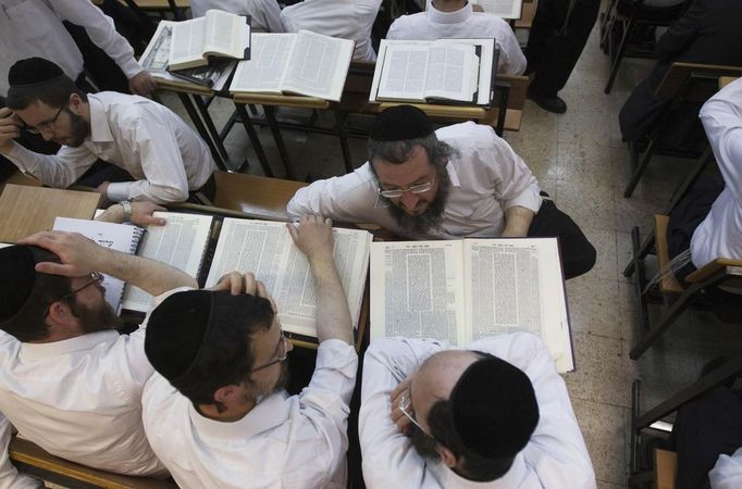 Ultra-Orthodox Jewish men study at Jerusalem's Mir Yeshiva, the largest Jewish seminary in Israel July 4, 2012. The ultra-Orthodox Jews have gone from being a tiny minority in Israel's mostly secular society to its fastest-growing sector, now about 10 percent of the 7.8 million population. They are exempt from military duty in Israel but draft deferments and state subsidies for the ultra-Orthodox have become a divisive political issue in Israel, where the government must decide a new law by August to ensure more of them do military service. Picture taken July 4, 2012. REUTERS/Ronen Zvulun (JERUSALEM - Tags: POLITICS RELIGION MILITARY EDUCATION) ATTENTION EDITORS - PICTURE 4 OF 21 FOR PACKAGE "ISRAEL'S ULTRA-ORTHODOX". SEARCH "ULTRA-ORTHODOX" FOR ALL PICTURES Published: Čec. 6, 2012, 10 dop.