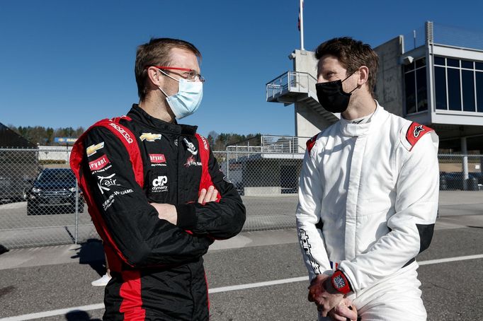 Romain Grosjean při prvních testech monopostu IndyCar diskutuje se Sébastienem Bourdaisem.