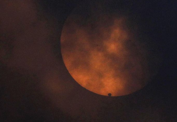 The planet Venus starts its transit across the sun as seen from Newcastle, Australia June 6, 2012. REUTERS/Daniel Munoz (AUSTRALIA) - Tags: ENVIRONMENT SCIENCE TECHNOLOGY) Published: Čer. 5, 2012, 10:52 odp.