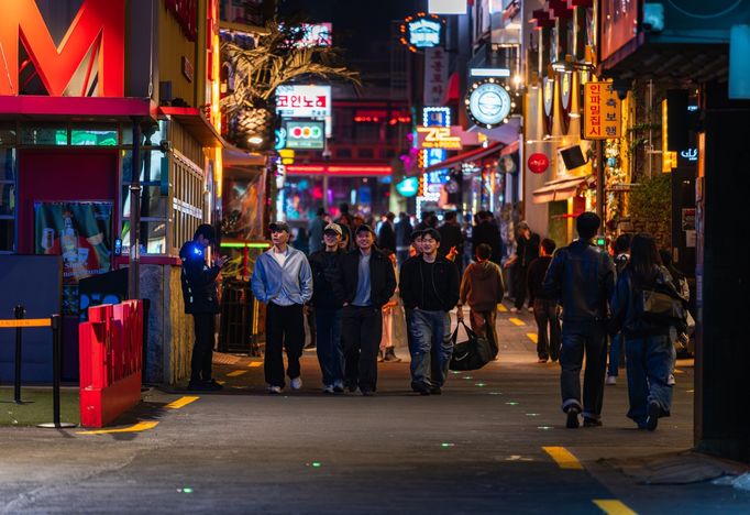 Jihokorejci si připomínají třetí výročí od tragédie, při níž 158 lidí přišlo o život v "halloweenské tlačenici" v Soulu. Redakce Aktuálně.cz navštívila místo incidentu.