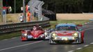 Kouzlem i prokletí, Le Mans je předjíždění pomalejších vozů (vpravo "gétéčko" Porsche) těmi rychlejšími (vlevo prototyp LM P2 Oreca).