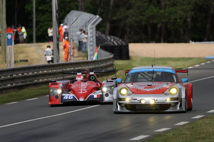 Kouzlem i prokletí, Le Mans je předjíždění pomalejších vozů (vpravo "gétéčko" Porsche) těmi rychlejšími (vlevo prototyp LM P2 Oreca).