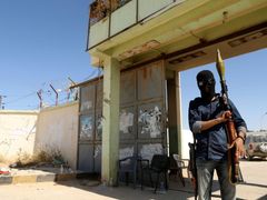 Kasárna milicí v Benghází.
