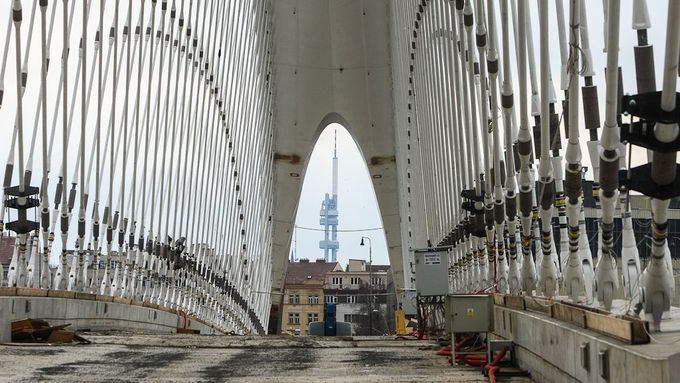 Rozestavvěný Trojský most.
