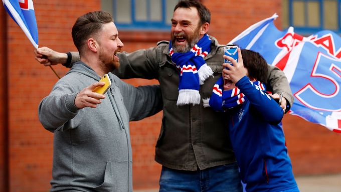 Fanoušci Rangers slaví v ulicích Glasgow.