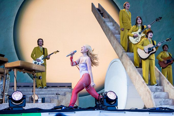 Snímek z vystoupení zpěvačky Lorde na Glastonbury.