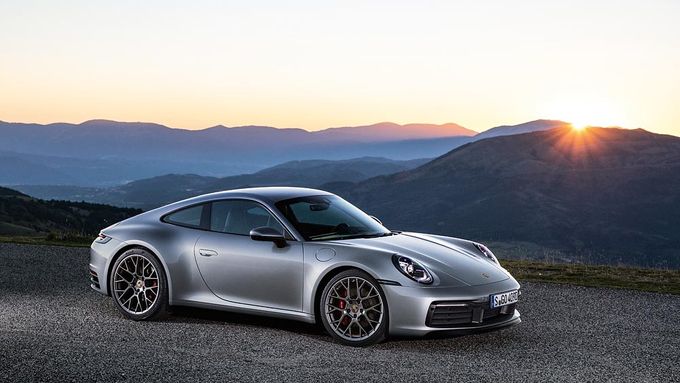 Základní tvary se nemění, technika je zase o kousek lepší. Porsche 911 je automobilovou ikonou právem. Prohlédněte si ho na prvních fotografiích.