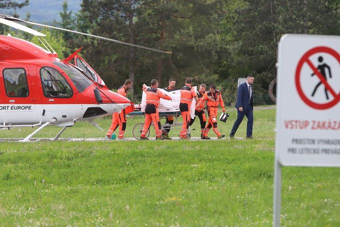 Zdravotníci převážejí postřeleného předsedu vlády Roberta Fica z helikoptéry do nemocnice v Banské Bystrici.