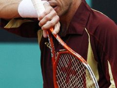 Český tenista Radek Štěpánek při zápase druhého kola Roland Garros proti Francouzovi Roger-Vasselinovi.