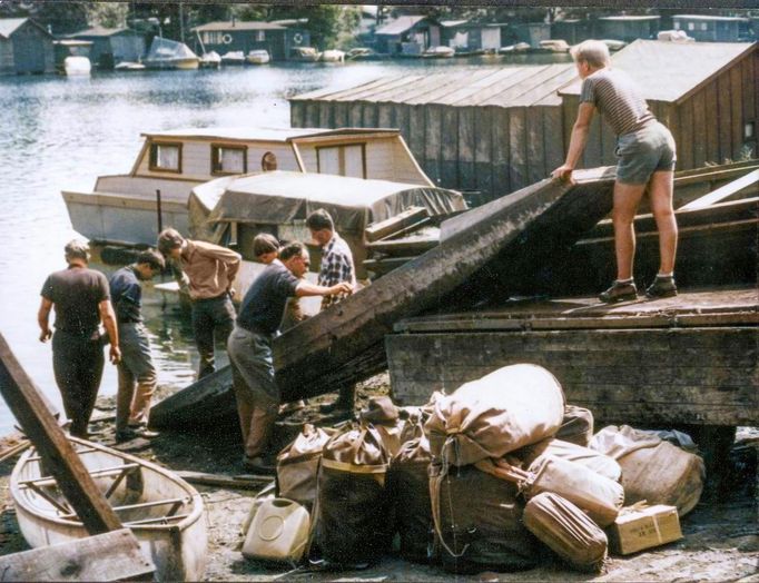 Archivní fotografie z kronik skautských oddílů z let 1969 a 1970. Kolorováno